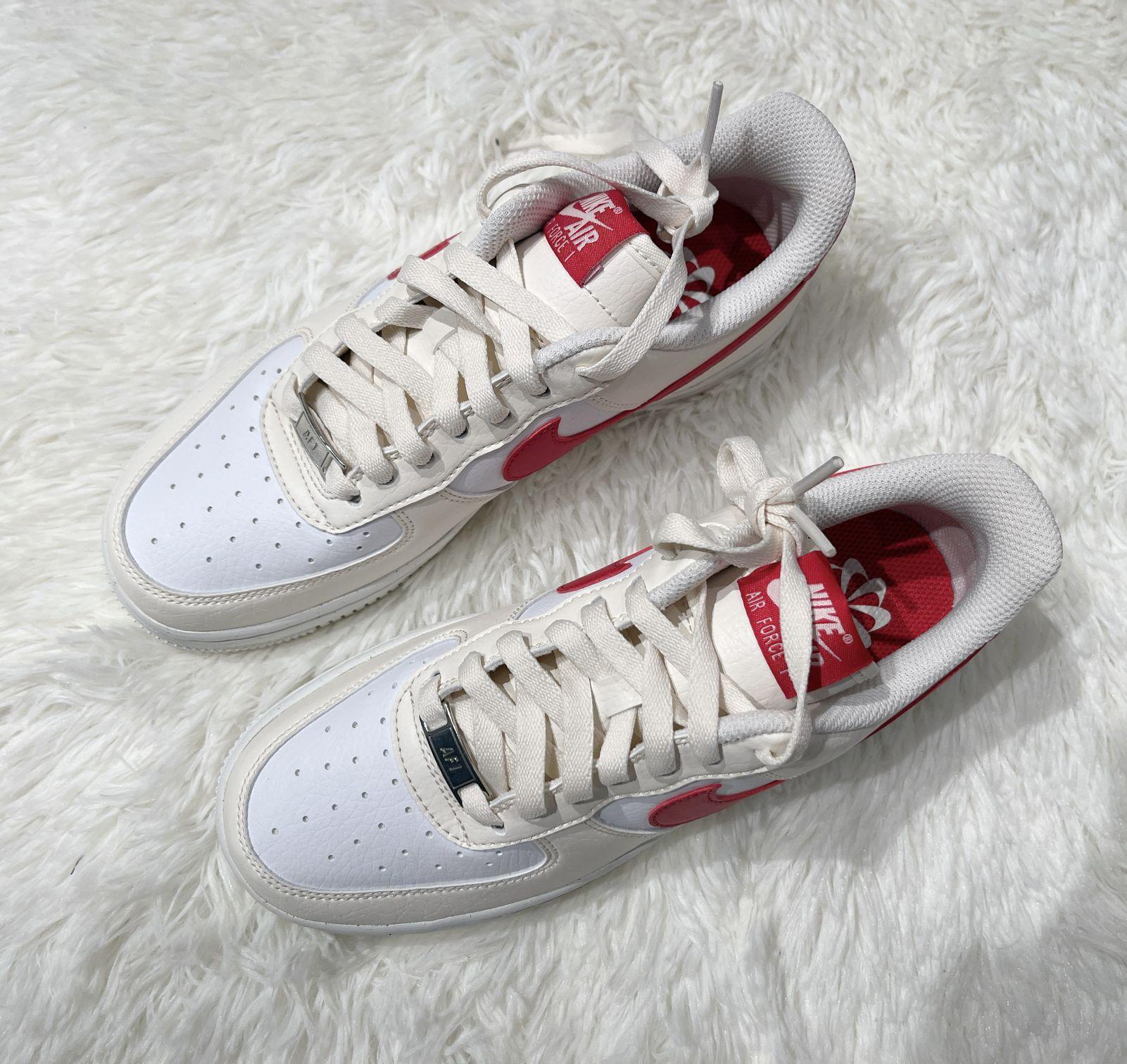 必入宝藏鞋款来袭!鞋面奶白与醒目红色交织